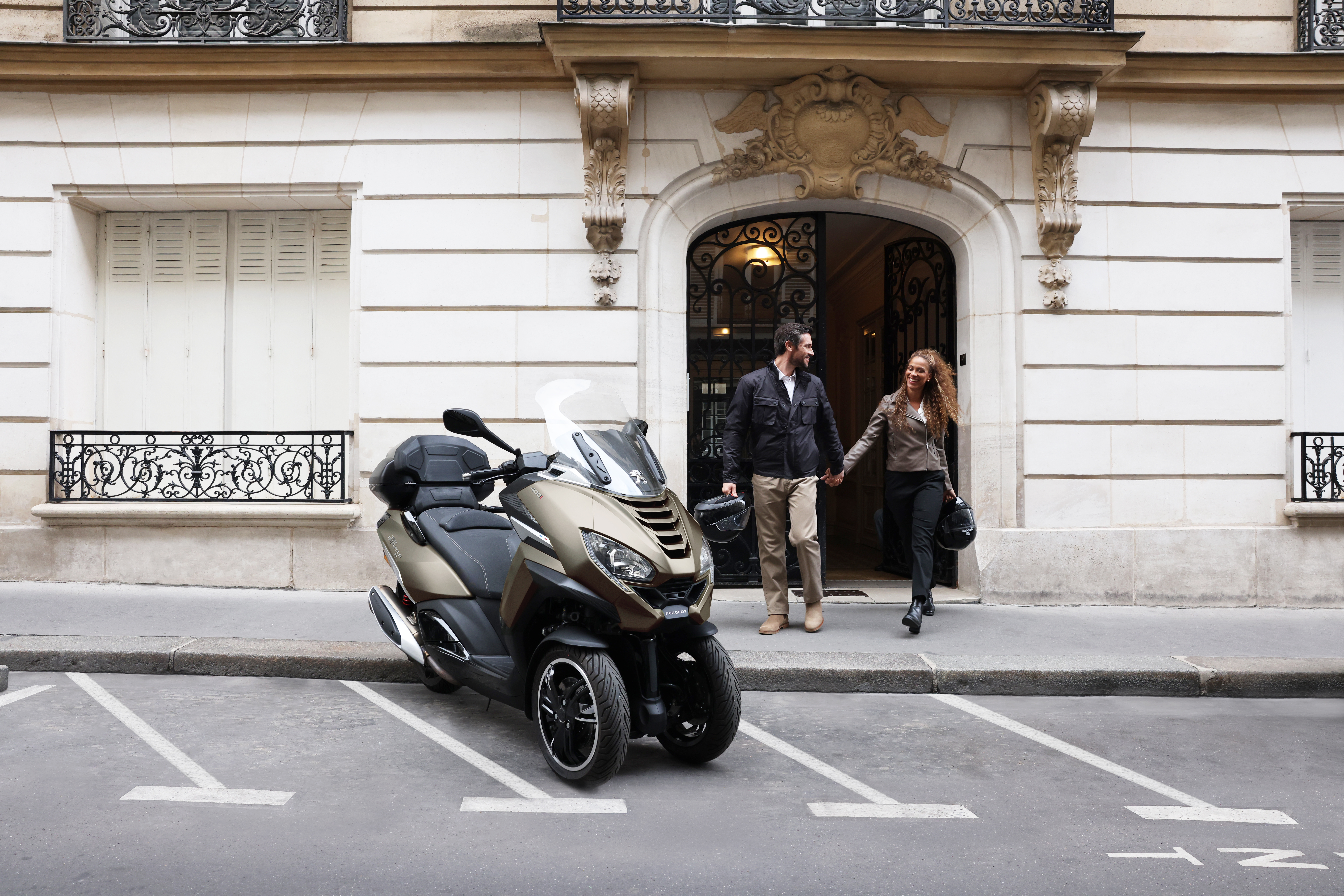 Peugeot-Metropolis_SW_Smoky-Quartz-Satin_Lifestyle-Couple-01-HD.jpg